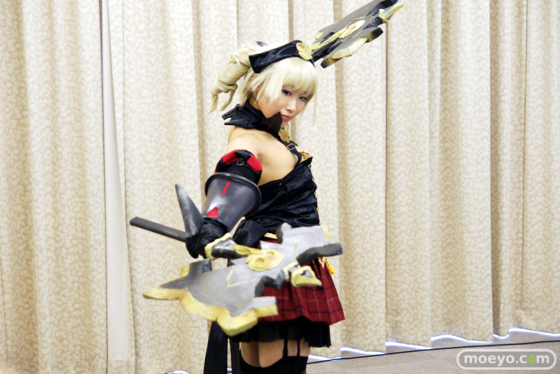 Illustration for article titled Queen's Blade Cosplayers Look Like This
